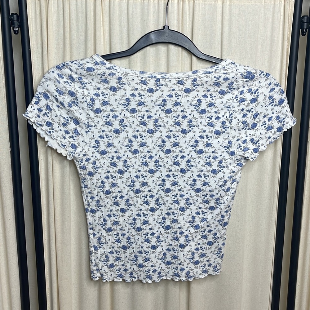 BRANDY MELVILLE WHITE & BLUE FLORAL CROP TOP ONE SIZE OR SIZE SMALL - Picture 8 of 9